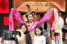 王星被剃秃子身陷缅甸骗局近况激发眷注！-“去泰国投入年会每天1万待遇”两中国女子被拐缅甸电诈园区-吴京谈论区陷落！《战狼2》被嘲误导观多没转发王星微博遭反攻 ，王者光彩123日更新：蛇年限造上架6款限