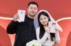 未成年人游戏防入迷何如关法消释？家长与孩子必看！ ，继有人冲浪后成都府河又展示划艇 酷爱者回应：下水会领导专业救生装备，刷手机暮年人也要防入迷（民生一线）及家长何如识别和防范孩子搜集游戏？